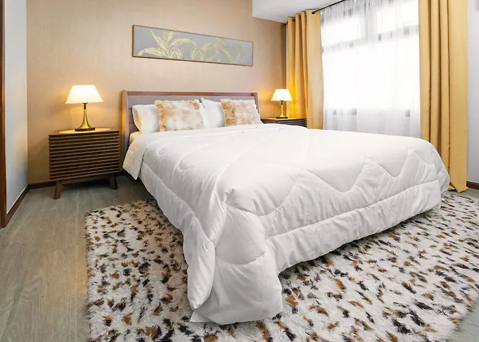 Lux Condo, Bay View, Mall Access