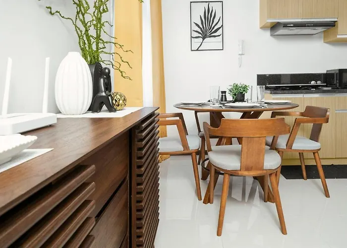 Lux Condo, Bay View, Mall Access
